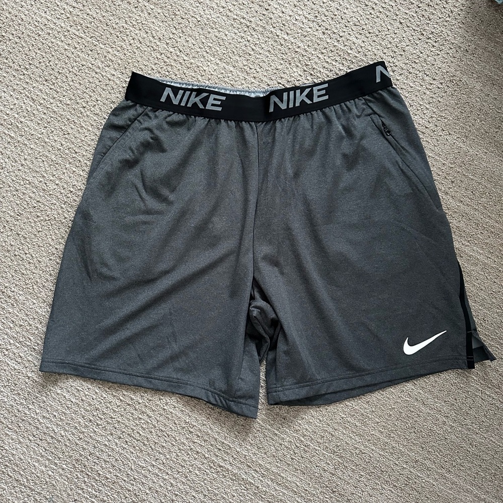 #234 Men's Nike Dri-Fit Workout Shorts in Gray/Black Size 2XL.